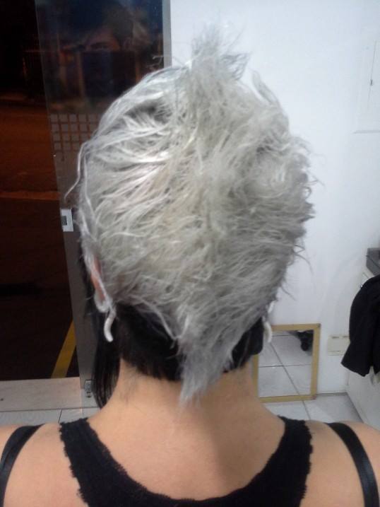 Parte de trás nuca preta com  loiro branco gelo platinado com  efeito moicano cabelo cabeleireiro(a) maquiador(a)