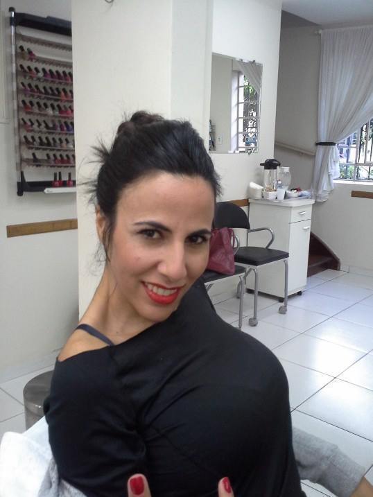 Cliente Satisfeita com efeito solicitado de Coque Desconectado estilo Torcyde cabelo cabeleireiro(a) maquiador(a)
