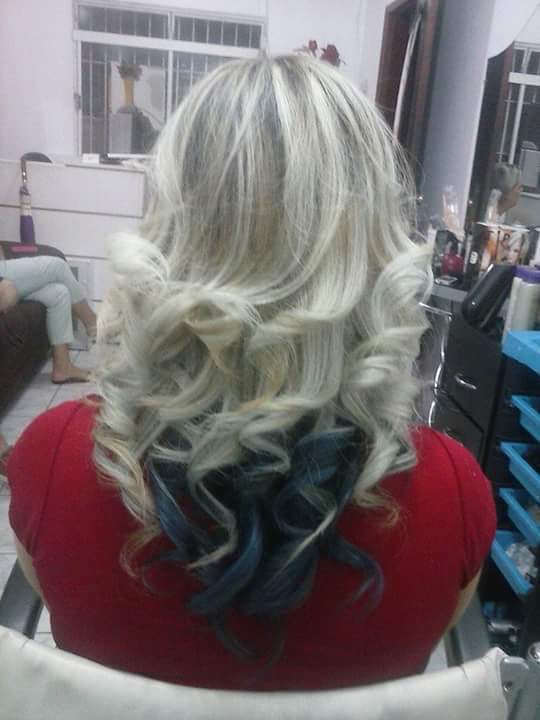 Luzes com nuca azul cabelo cabeleireiro(a)