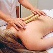 Massagem relaxante com bambu e óleos com essências.