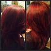 Cabelo com mechas vermelhas