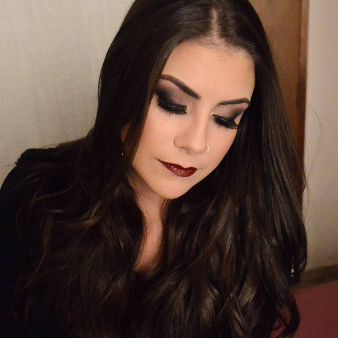 Esfumado diagonal com delineado gatinho 
#batomursula #pausaparafeminices #maccosmetics #tblogs maquiagem maquiador(a)