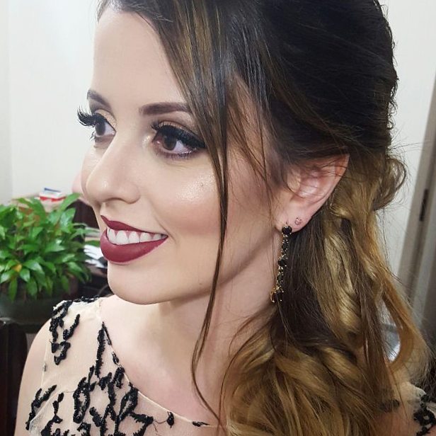 Formanda linda com olhos dourados bem marcantes e gliterinados, a boca ficou por conta do batom do acervo pessoal (era da #vult)
#maccosmetics #makeupartist #rzmakeup maquiagem maquiador(a)