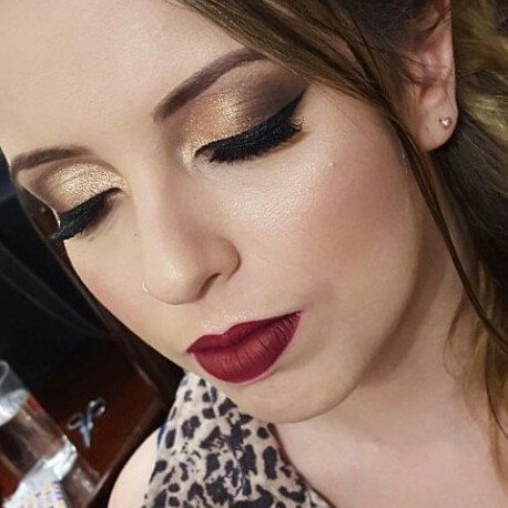 Formanda linda com olhos dourados bem marcantes e gliterinados, a boca ficou por conta do batom do acervo pessoal (era da #vult)
#maccosmetics #makeupartist #rzmakeup maquiagem maquiador(a)