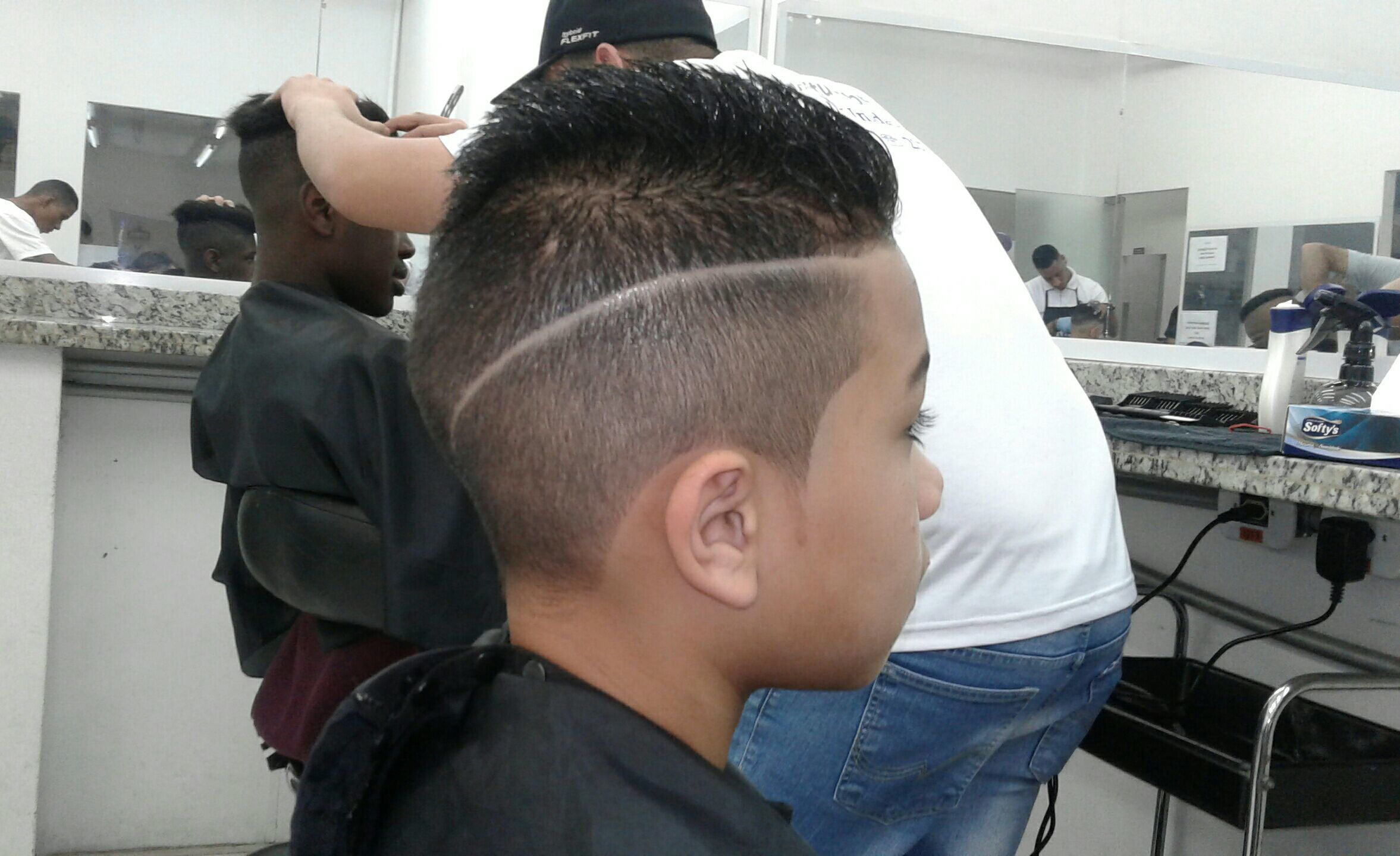 Corte com desenho. cabelo barbeiro(a) cabeleireiro(a)