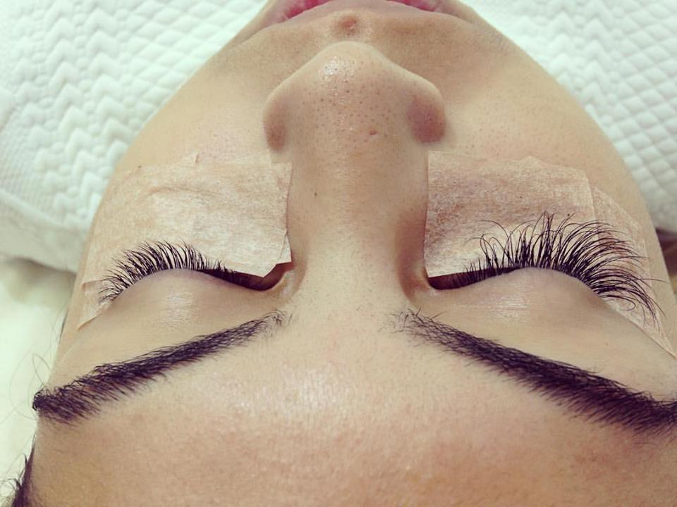 Alongamento de cílios fio a fio técnica clássica (na foto o procedimento estava em andamento). Fica um efeito bem natural e dura cerca de 20 a 40 dias com os cuidados necessários. #alongamentodecilios #alongamentodeciliosfioafio #ciliosdediva #ciliosperfeitos #ciliosdeboneca  outros designer de sobrancelhas estudante (maquiador) estudante (visagista) estudante (esteticista) depilador(a) vendedor(a)