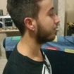 corte degradê com parte superior texturizada e barba desenhada na navalha, com aspecto natural