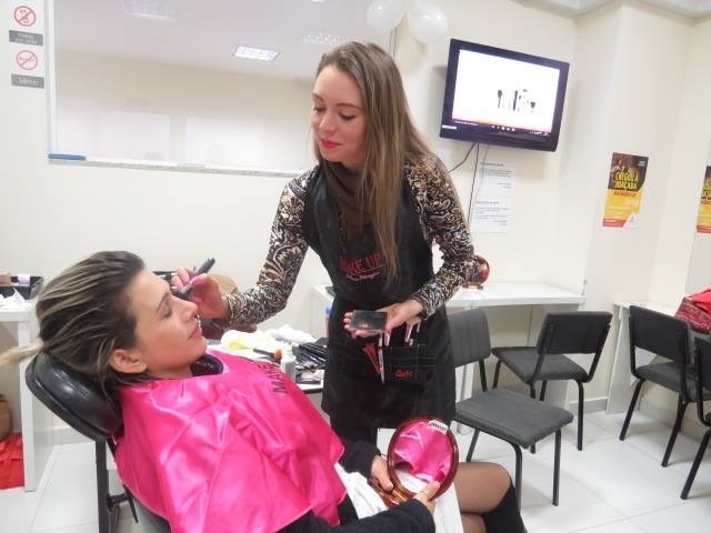 Maquiando minha aluna Flávia, no curso de maquiagem profissional. #maquiagemprofissional #makeup #makeupartist #lovemyjob #julianapetrazzinibeautyartist #mua maquiagem maquiador(a)