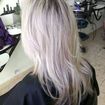 Mechas blonde + corte em camadas progressivas