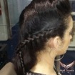 Penteado preso com moicano transpassa e tranças laterais transpassadas.