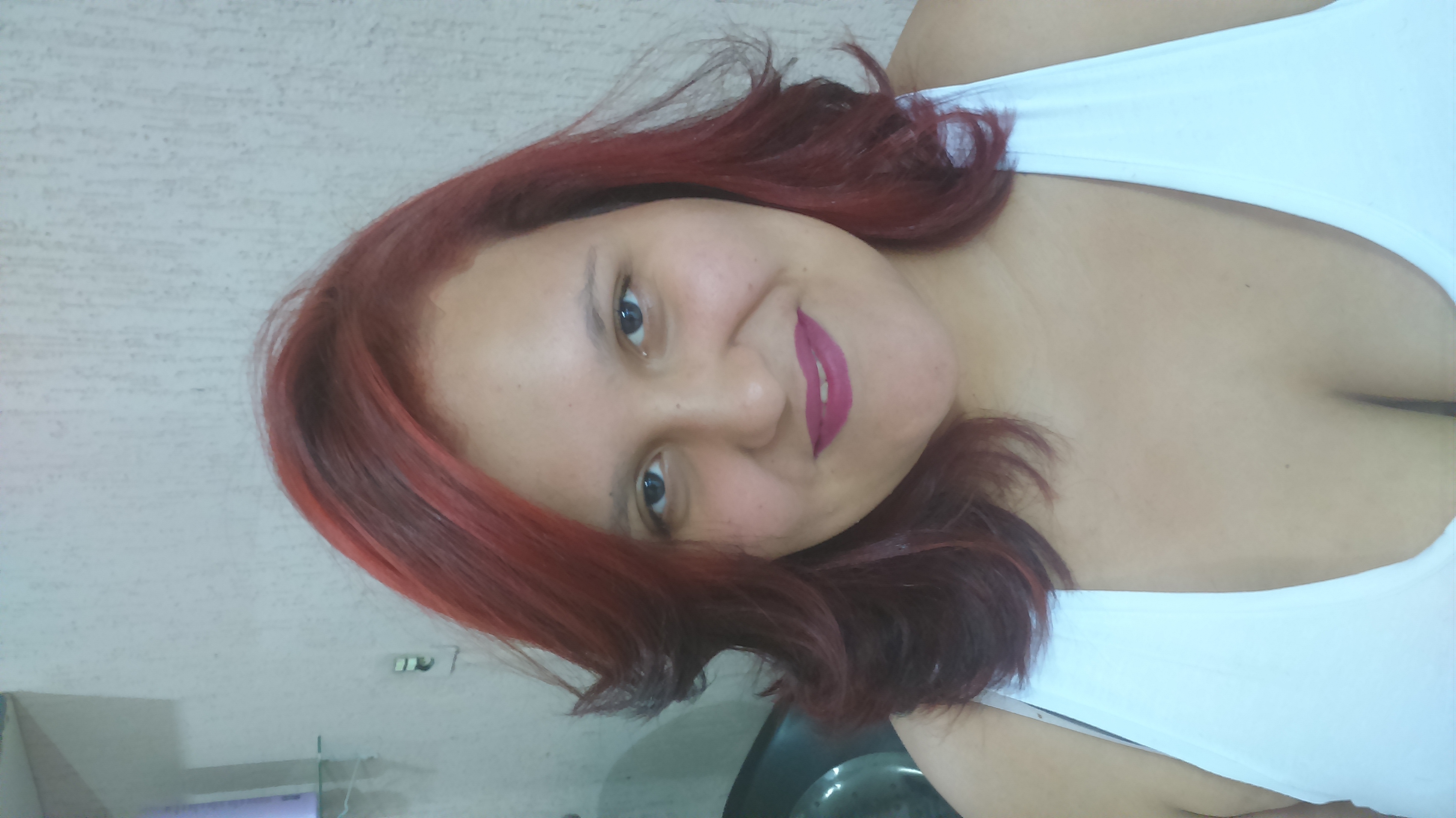 O cabelo estava colorido com castanho escuro. Fizemos mechas até a altura de um 7 e colorimos com 666 cabelo terapeuta