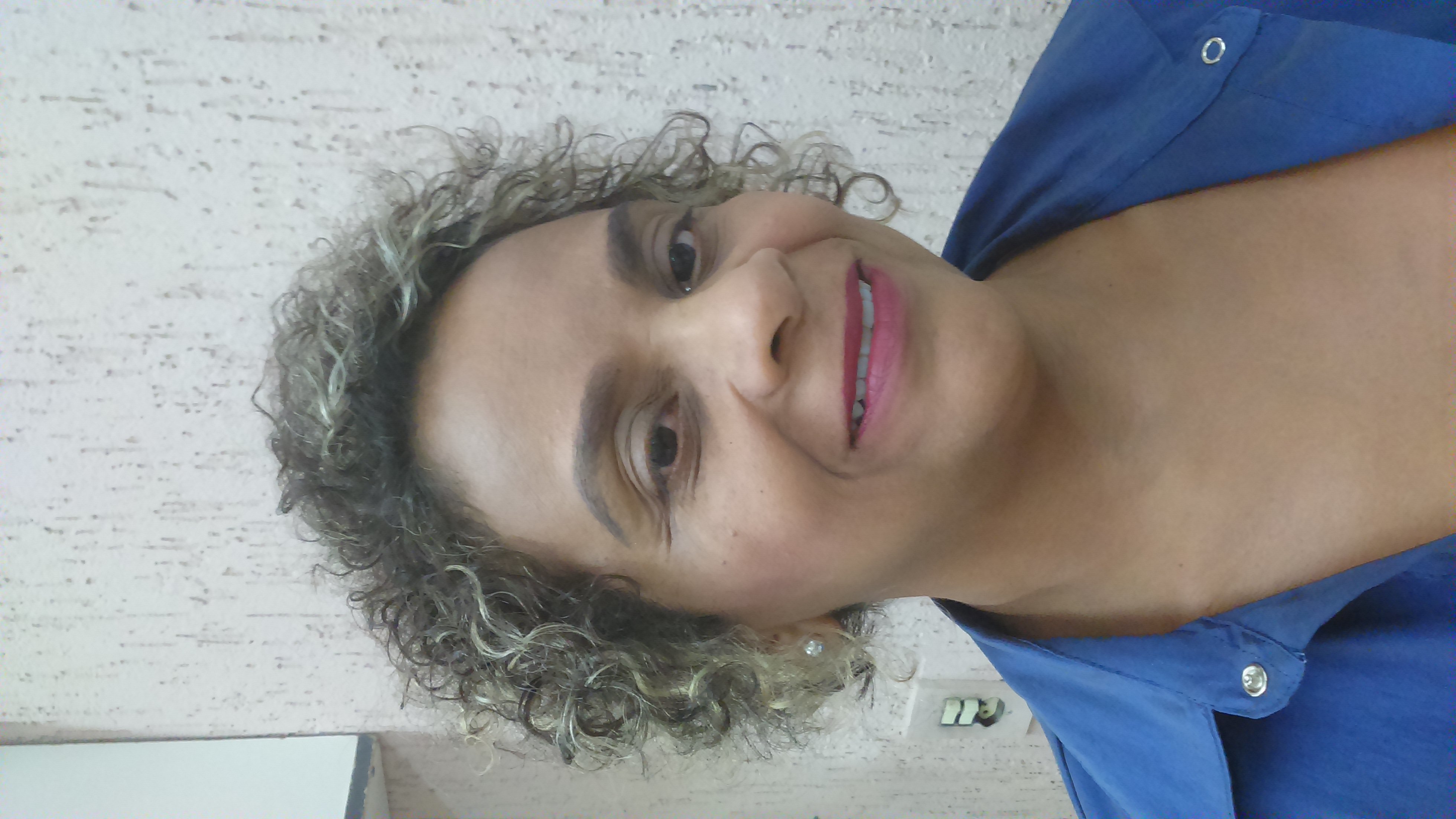 Cachos. Cor escurecida do cobre para loiro escuro e foram feitas mechas claríssimas e finalizado com difusor. cabelo terapeuta