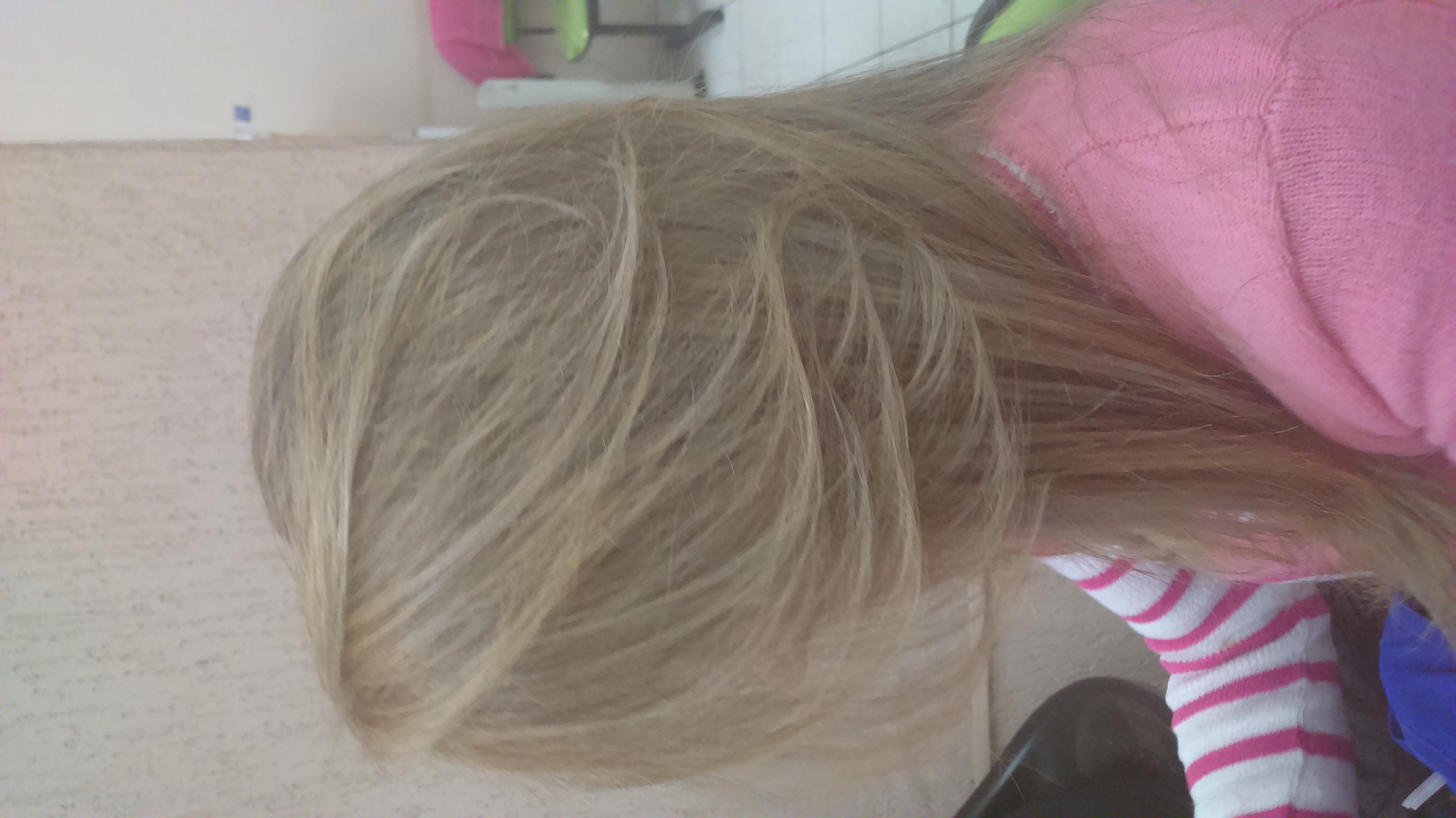 Loiro bege acinzentado. A cliente chegou com três cm de raiz em altura de 5 e o comprimento louro claro amarelado. Tingimos a raiz com 8.1 e tonalizamos o comprimento com 8.02 cabelo terapeuta