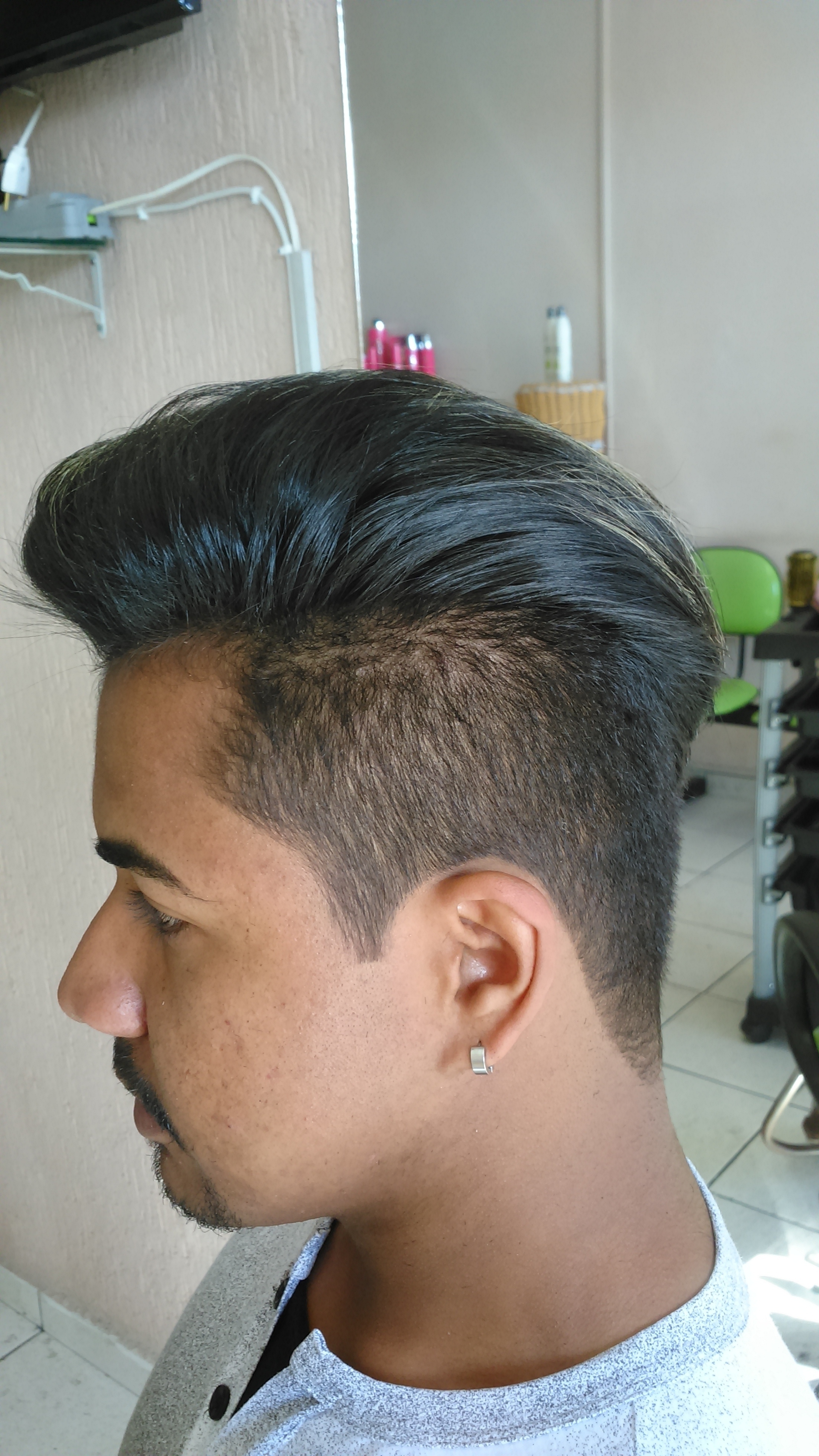 Undercutting cabelo terapeuta