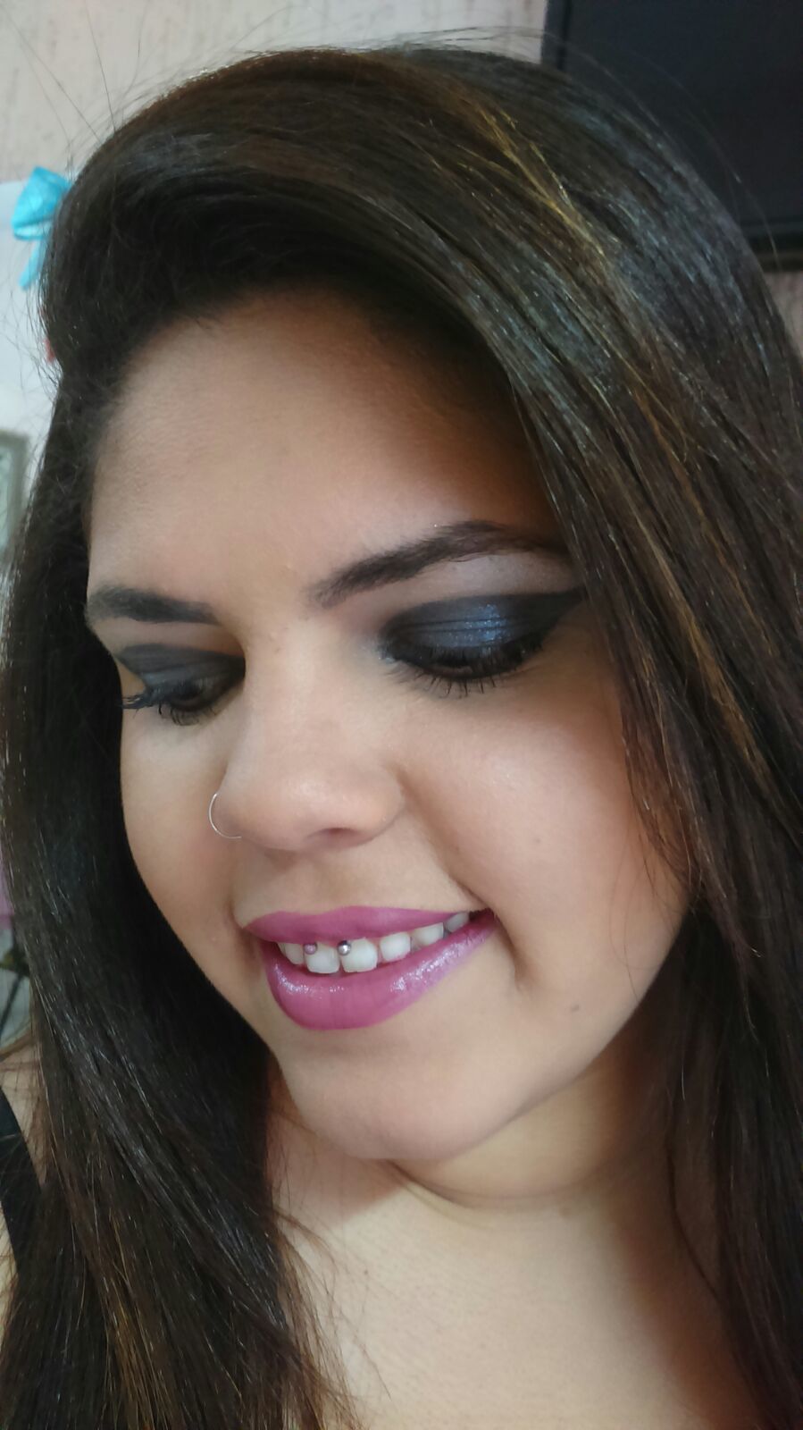 Olhos marcados e labios suaves maquiagem terapeuta