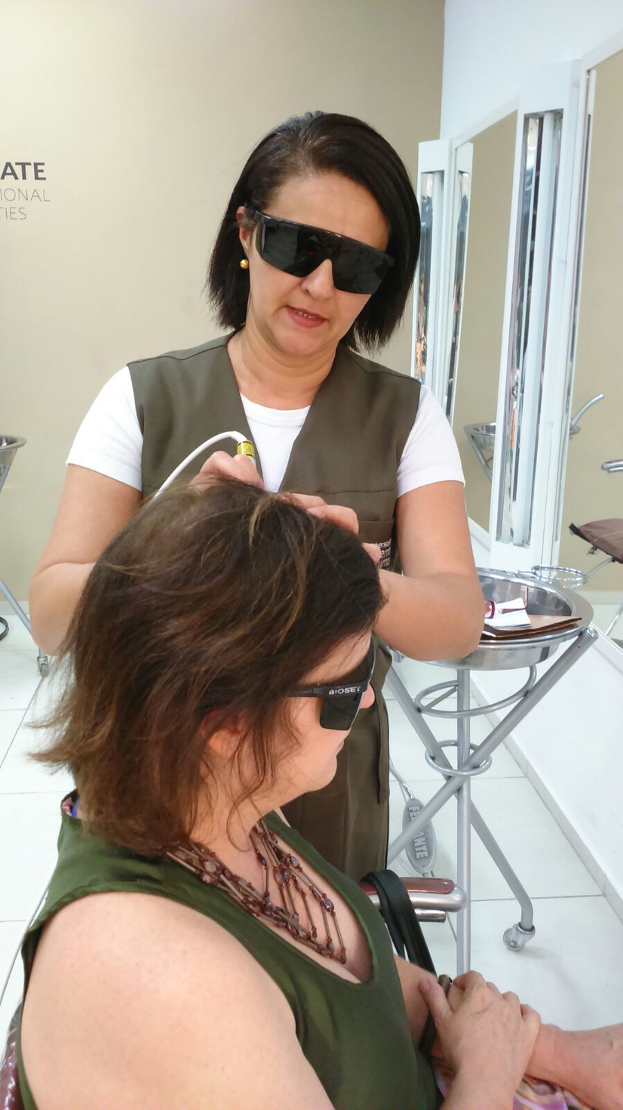 Terapia capilar com laser. Estiluma o crescimento e a renovação celular, melhora a oxigenação sanguínea e diminui a queda capilar. cabelo terapeuta