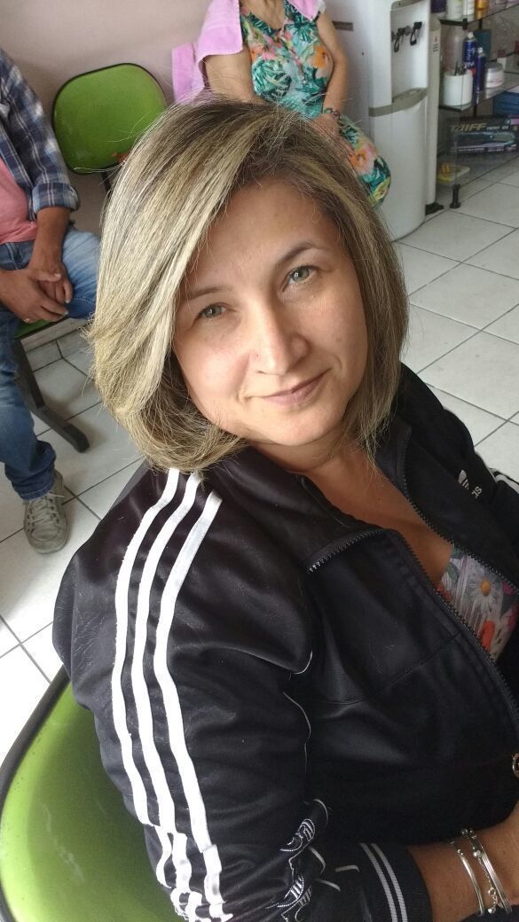 Retoque de luzes e escova cabelo terapeuta