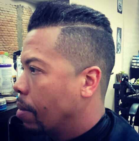 Corte com relachamento , hundercut. Sombreado. cabelo barbeiro(a)