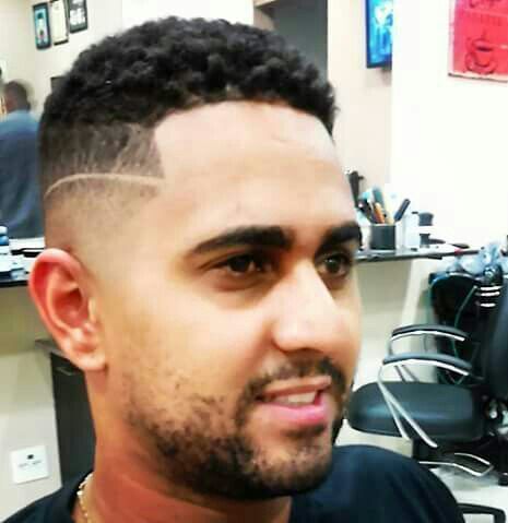 Nudreds e sombreado com risca lateral cabelo barbeiro(a)