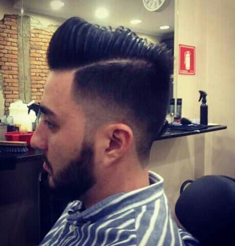 Hundercut com sombreado cabelo barbeiro(a)