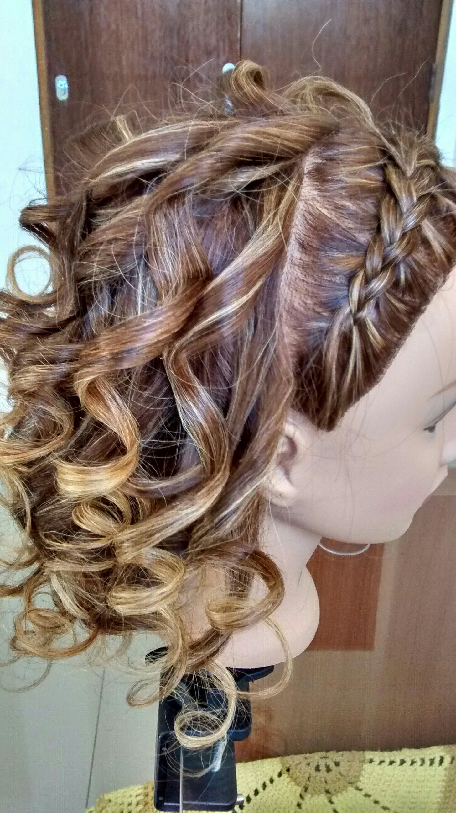 Penteado com trança e cachos. cabelo cabeleireiro(a)