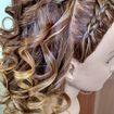 Penteado com trança e cachos.