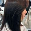 Corte curto levemente alongado na frente e com franja.
