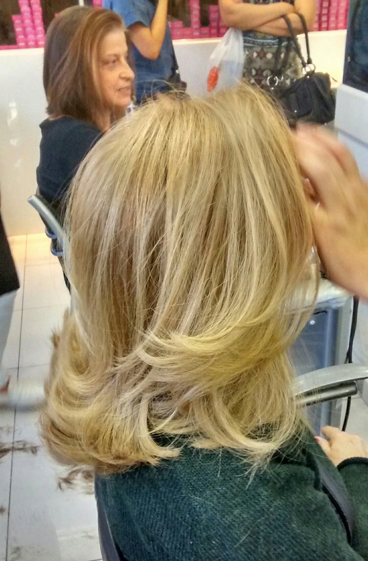 Retoque de raiz e escova. cabelo cabeleireiro(a)