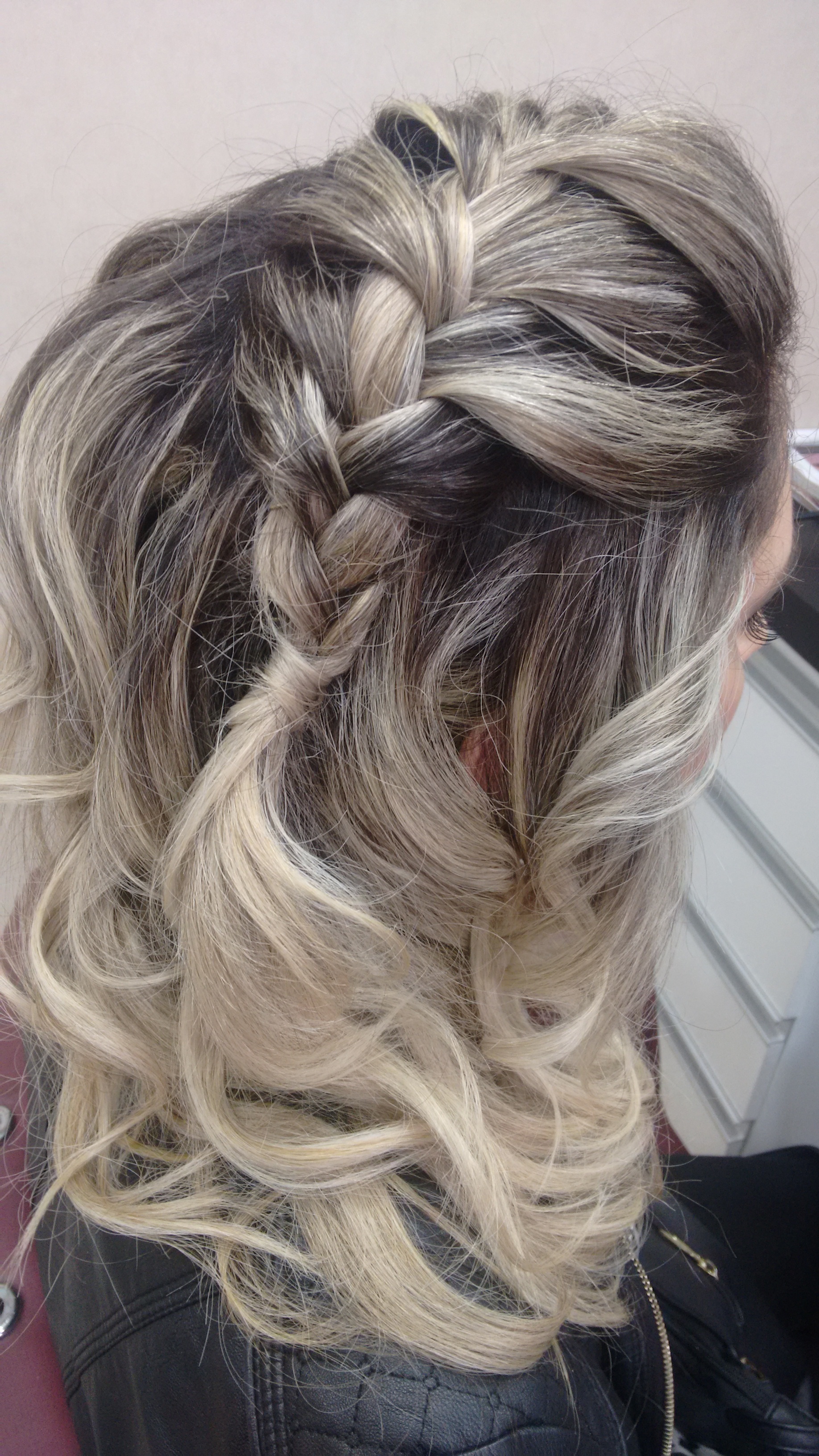 luzes + penteado #ombrehair #reflexo #luzes #mechascriativas #haircouture #babyblond #loirosperfeitos #morenailuminada #platinado #perolado #castanhoiluminado #lebege #canela #caramelo #docedeleite #avelã #wella #blondangel #brae #colortouch #escovacacheada #escovaOndulada #alongamento #fitaadesiva #micropele  #byLarissa cabelo cabeleireiro(a)