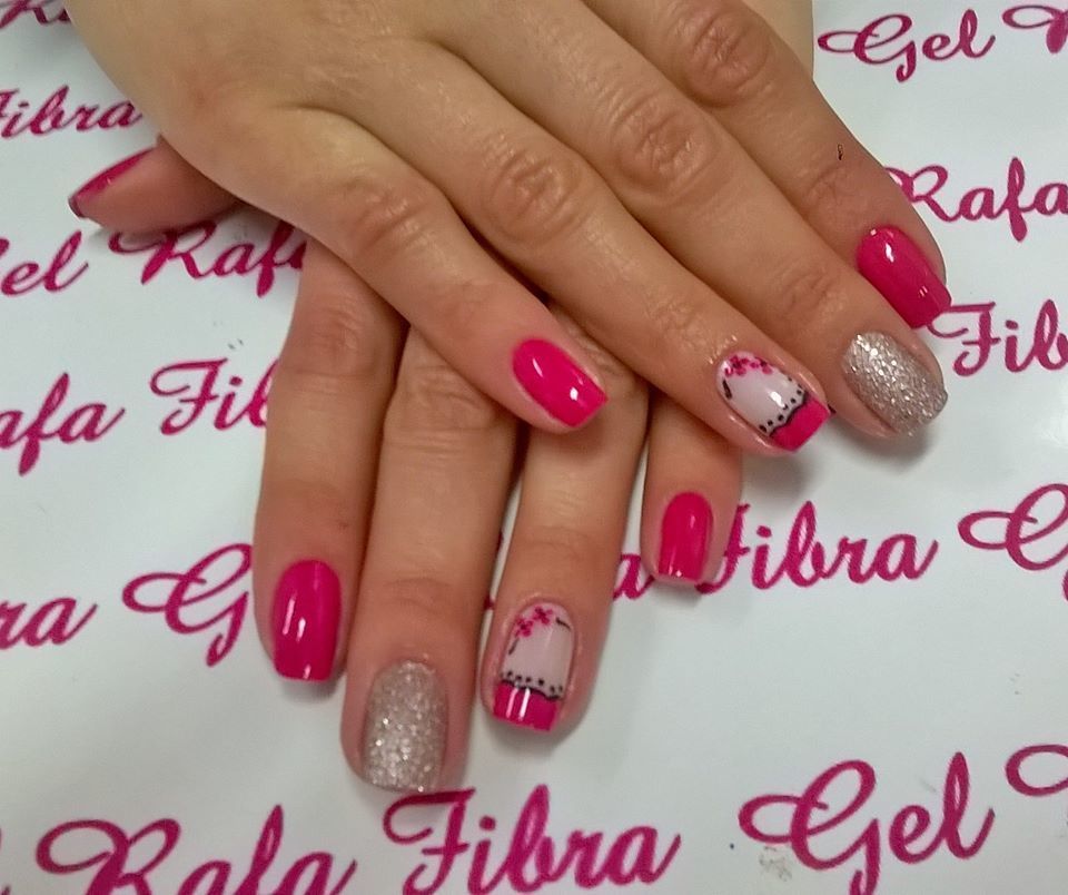 Uma das minhas especialidades, mescla de cores e formas.
Certeza de olhares e comentários, dona da festa!!!!! unha manicure e pedicure
