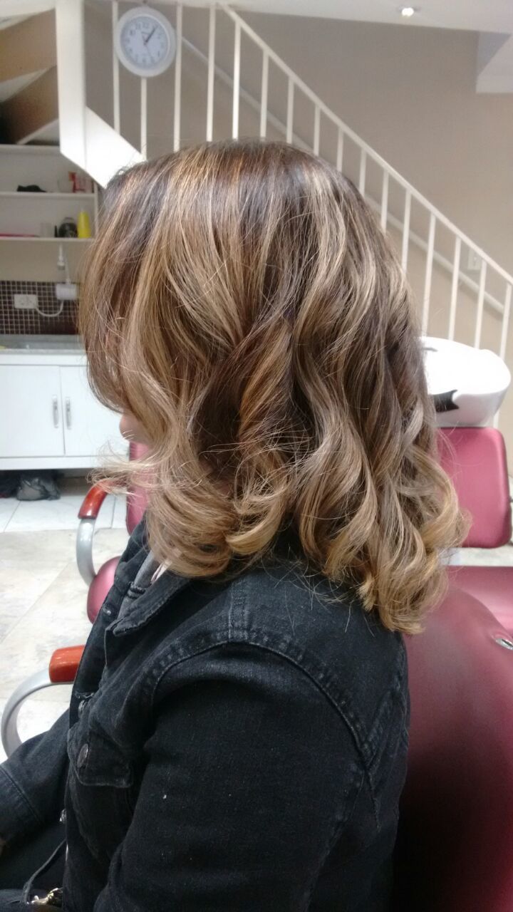 Cor, corte e babyliss. cabelo cabeleireiro(a) barbeiro(a) designer de sobrancelhas