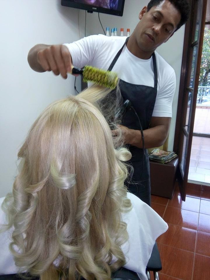 Um super platinado cabelo cabeleireiro(a)