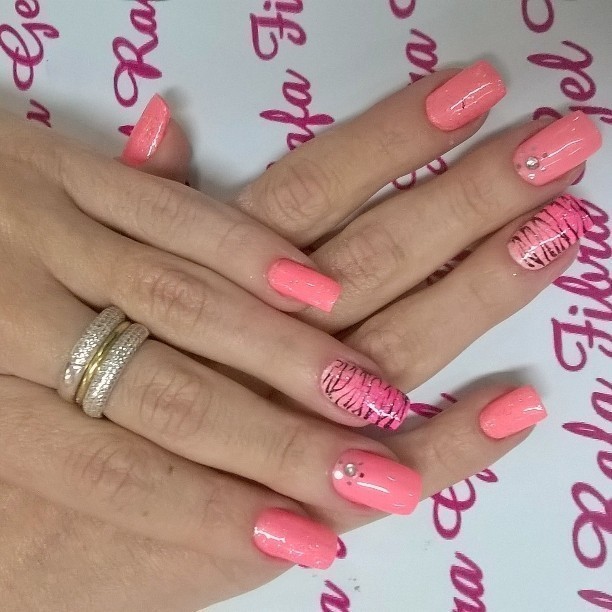 alongamento em gel. unha manicure e pedicure
