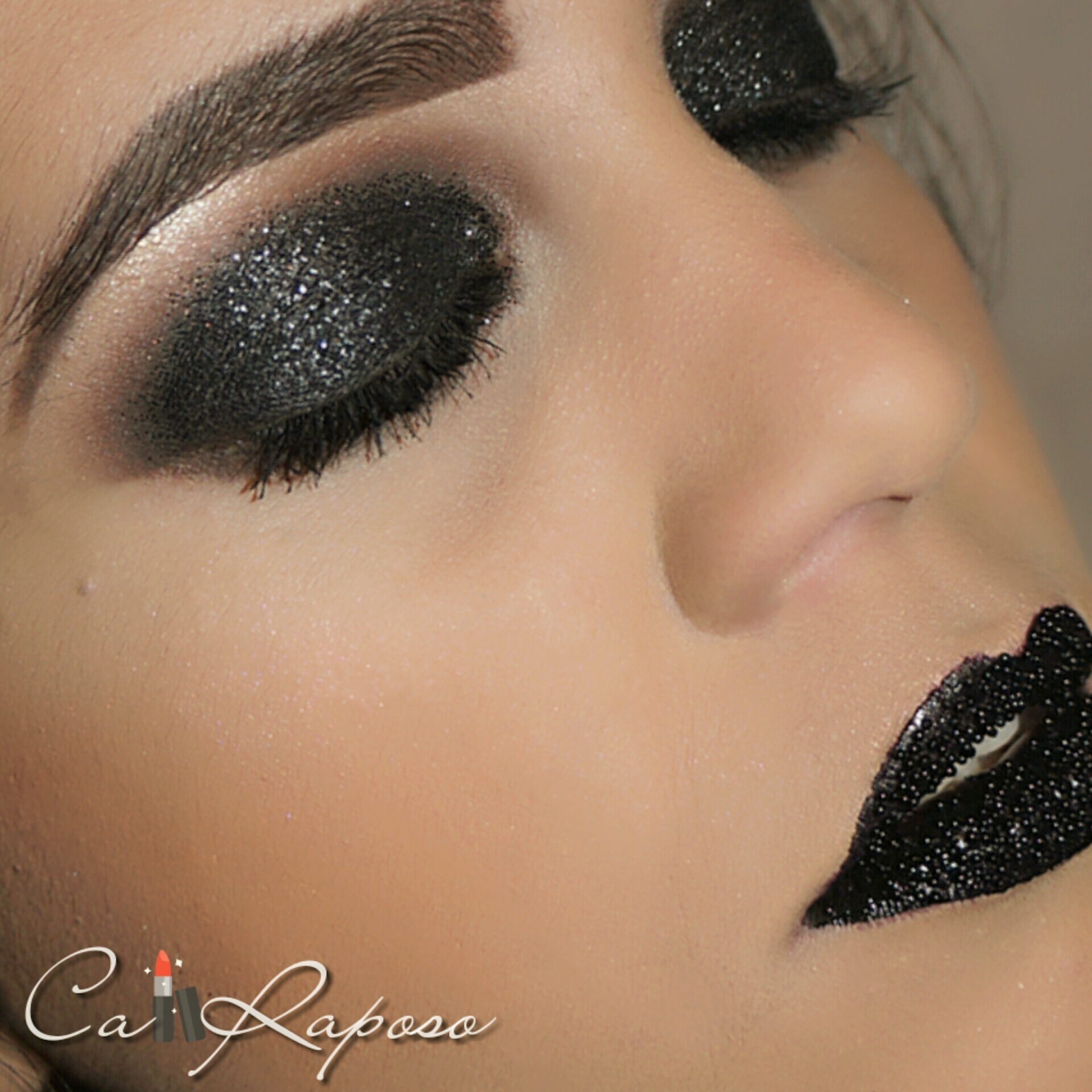 Maquiagem temática para noite.
Smokey black com glitter e na boca lip art caviar.
#maquiagem #makeupartist #smokeyeye #esfumado #glitter #makenoite maquiagem maquiador(a) designer de sobrancelhas