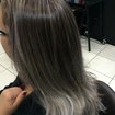 Mechas no tom aperado com ombre platinado