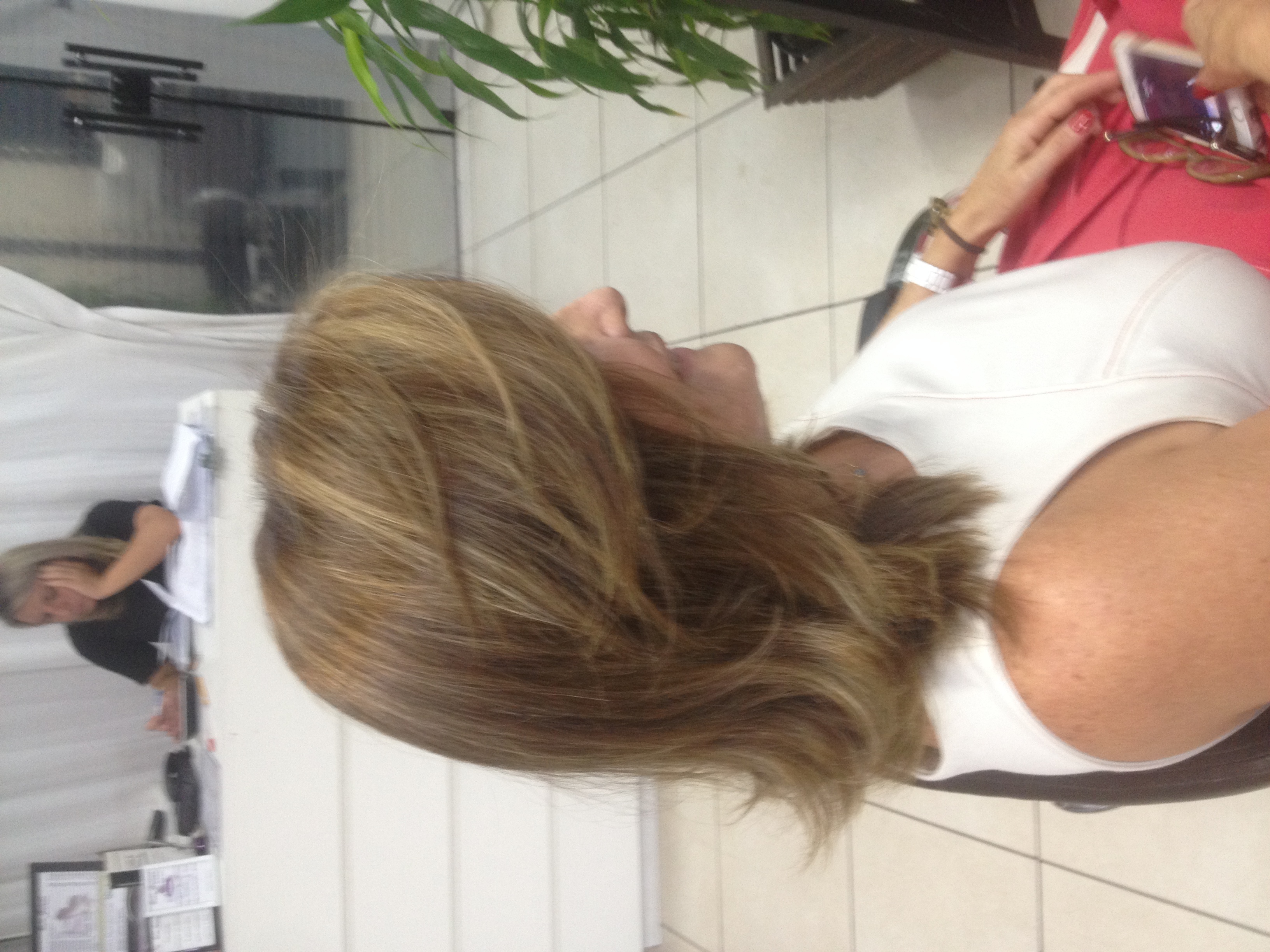 Raiz no tom chocolate com mechas douradas e claras para dar um caimento diferente com corte desfiado.  cabelo cabeleireiro(a)