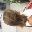 Raiz no tom chocolate com mechas douradas e claras para dar um caimento diferente com corte desfiado. 