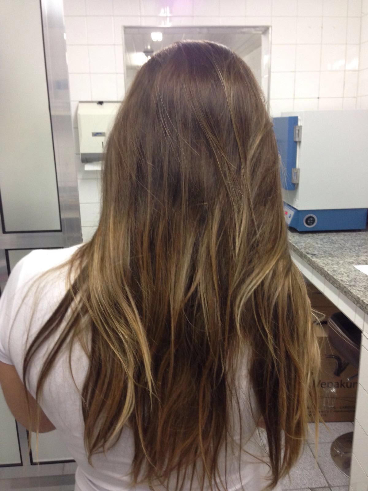 Ombre dourado e claro cabelo cabeleireiro(a)