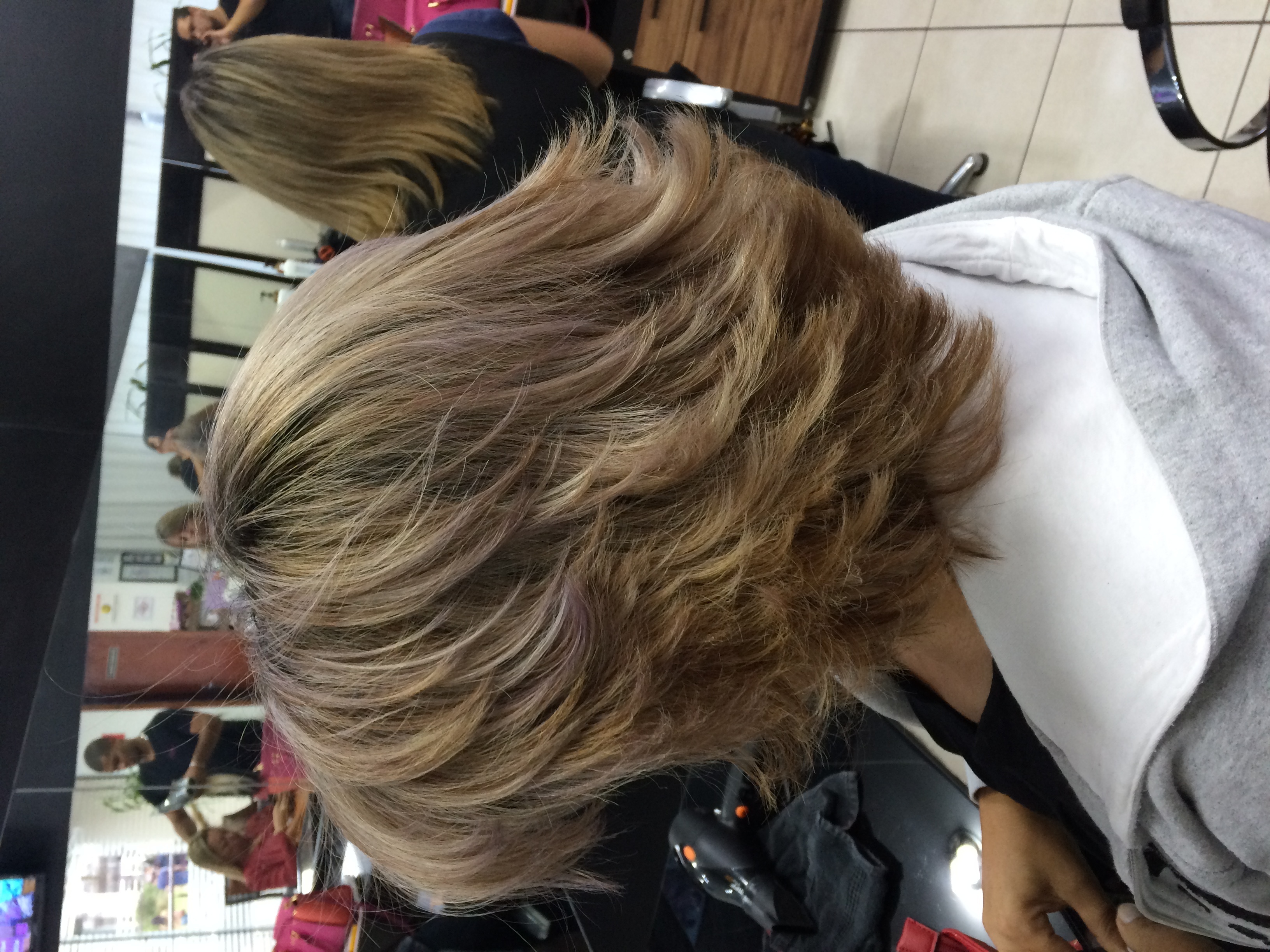 Corte repicado com mechas douradas  cabelo cabeleireiro(a)