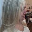 Cabelo platinado.