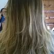 Californianas longas/ombre, com um leve clareamento de pontas. Corte em camadas alongadas.