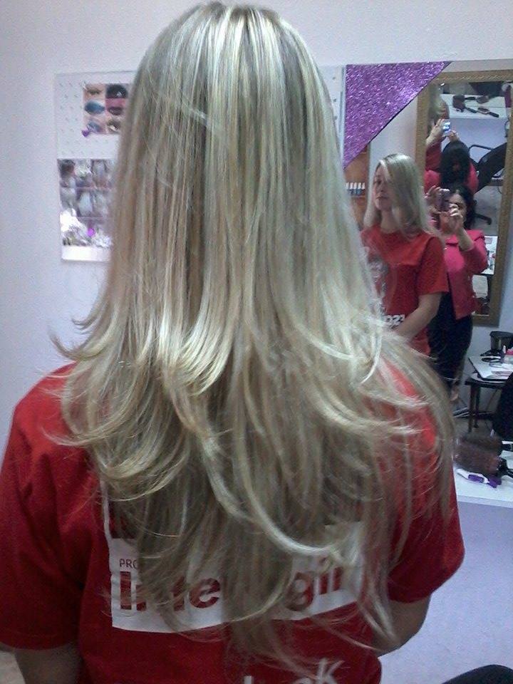 Luzes e corte em camadas, cabelo