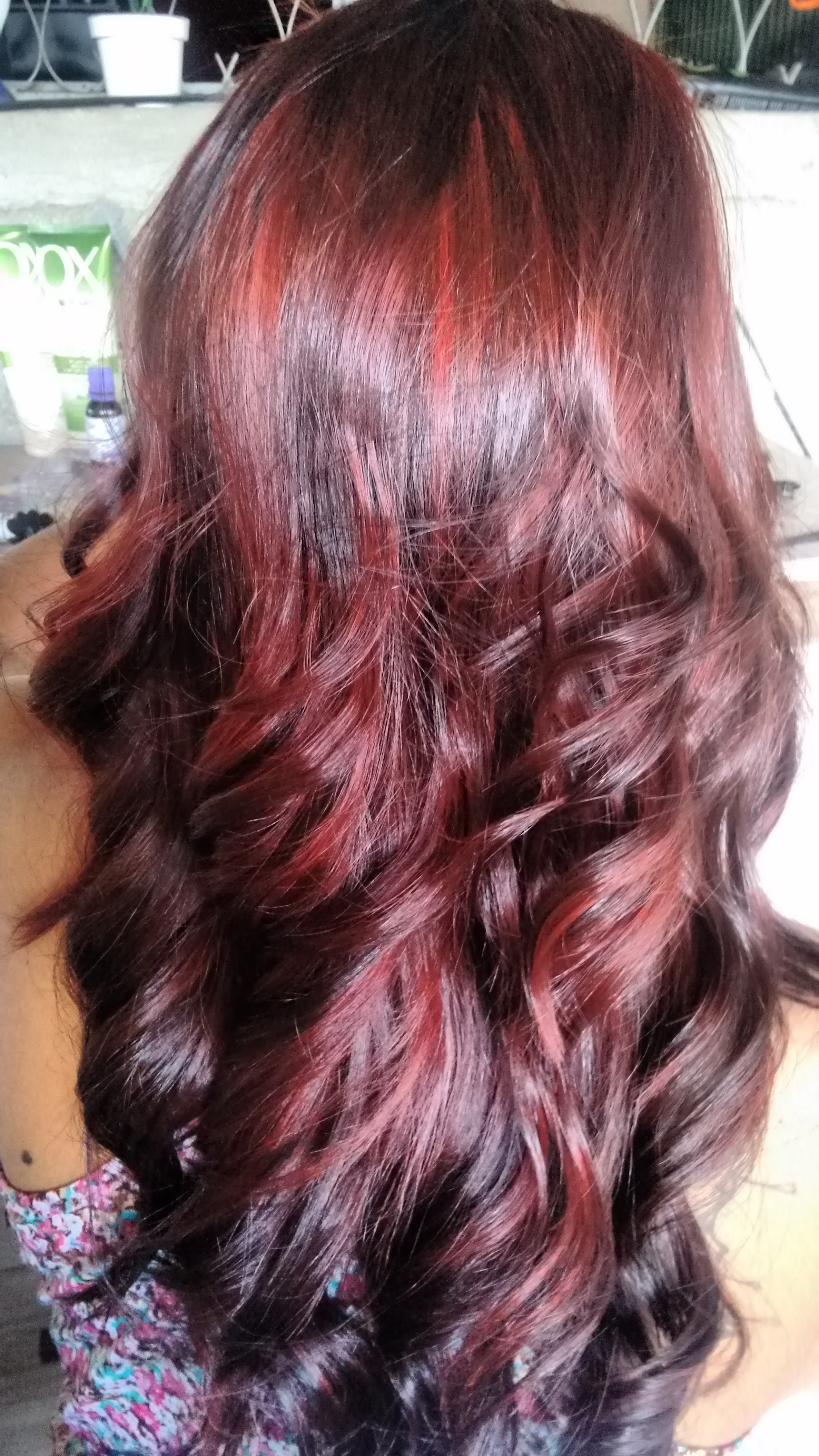 Mechas vermelhas cabelo auxiliar cabeleireiro(a)