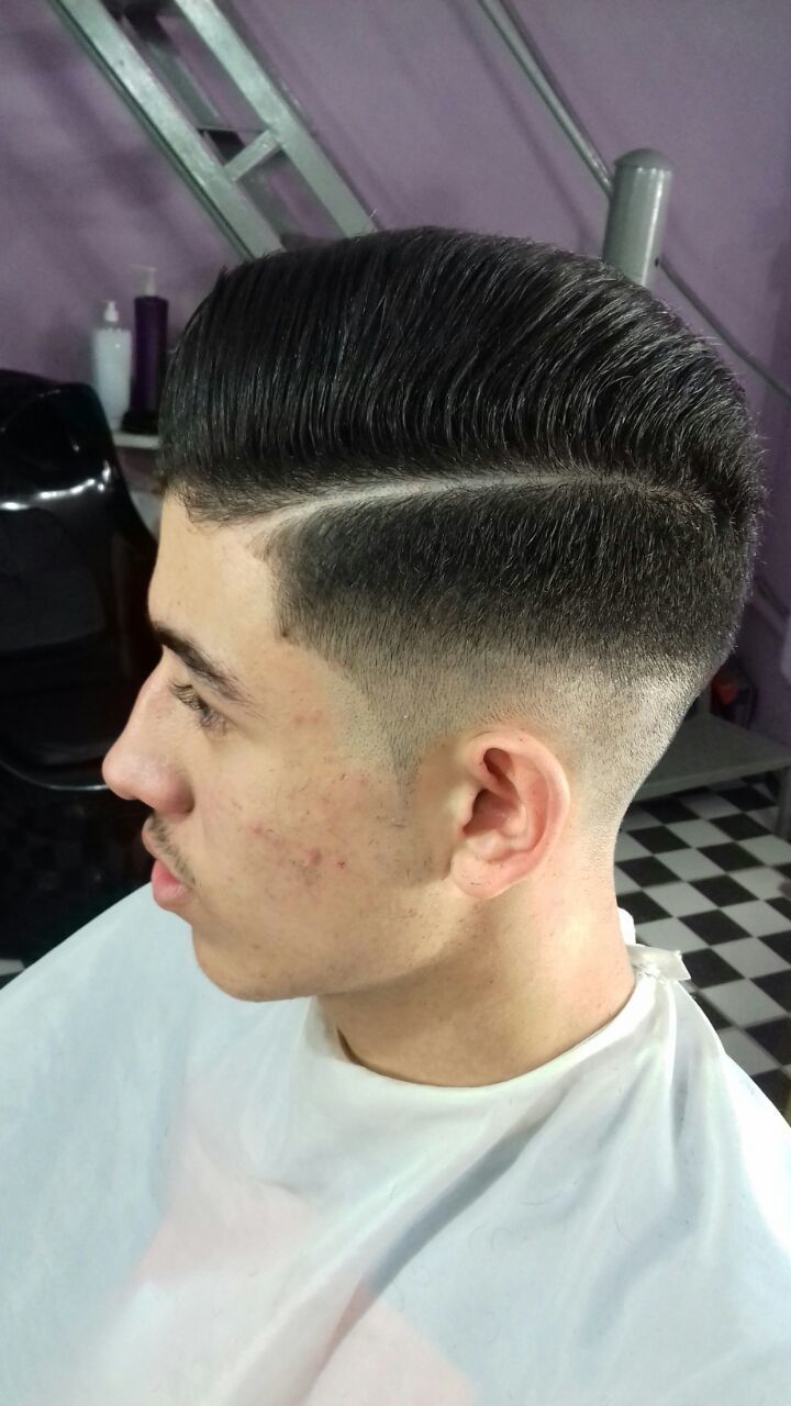 Corte americano um clássico. cabelo barbeiro(a)