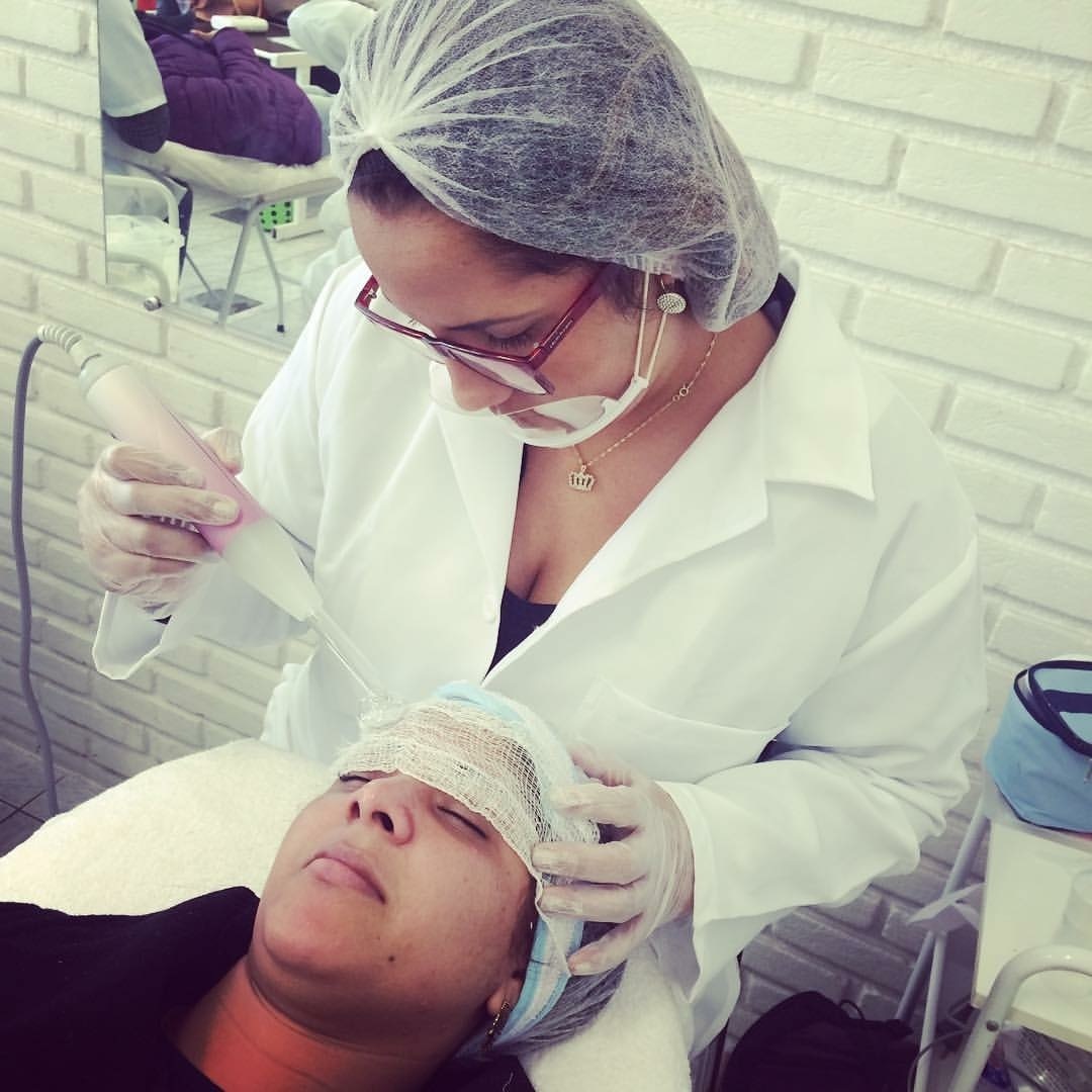 Finalizando uma limpeza de pele com alta frequência  estética designer de sobrancelhas micropigmentador(a) depilador(a) esteticista