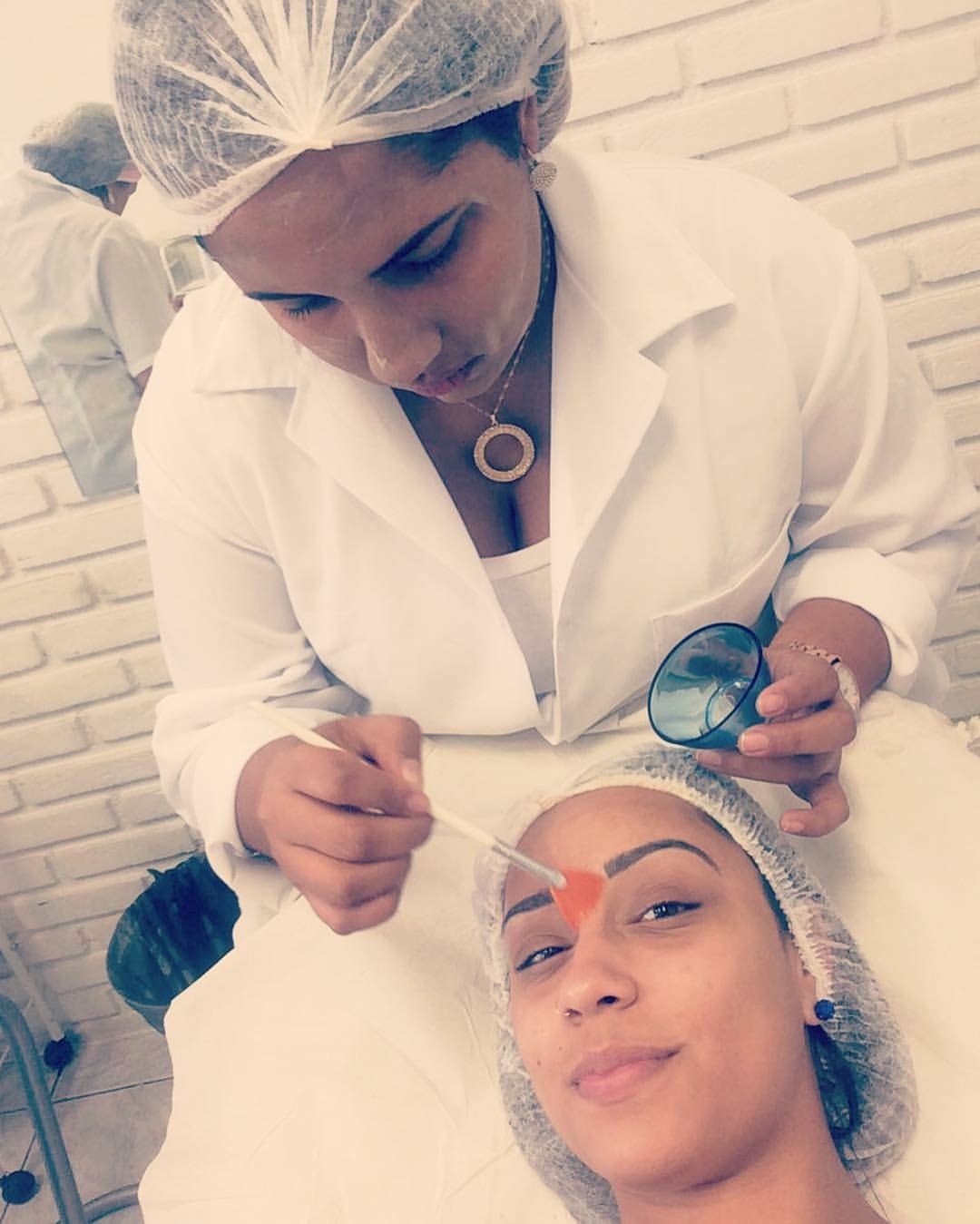 Aplicação de peeling  estética designer de sobrancelhas micropigmentador(a) depilador(a) esteticista