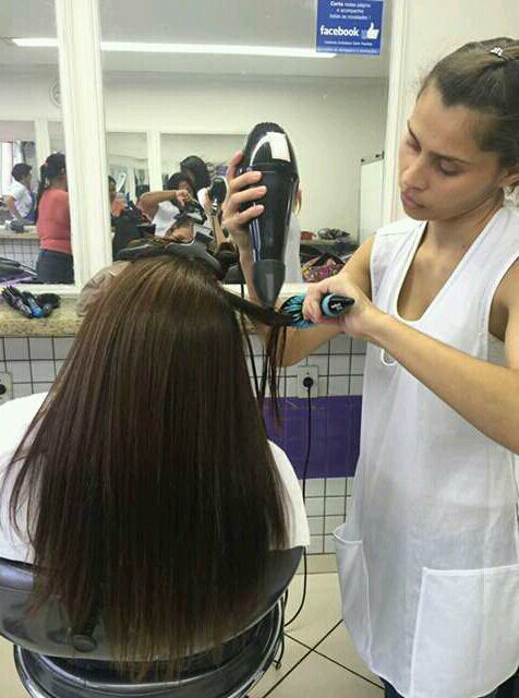 Hidratação e? Escova cabelo estudante (cabeleireiro)