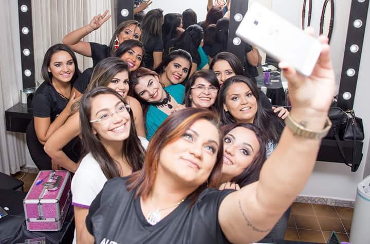 Momento daquela selfie no nosso Curso de Automaquiagem  maquiagem dermopigmentador(a) designer de sobrancelhas maquiador(a)