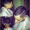 Corte esfumaçado mais conhecido como degrade porem um corte mais agrasseivo e mais ousado c uma risca  divindindo a lateral do cabelo.