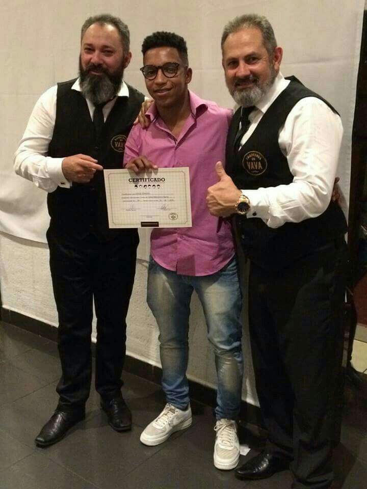 Essa é minha formação no meu segundo curso em Jundiaí  na universidade Vavá , com os meus mestres Biro e Augusto,pois é o curso de q tenho mais orgulho lá foi onde conseguir aprender tudo q sei ,aprendi a fazer uma ótima barba um ótimo degradê um corte c tesoura impecável ... 

Foto da minha formatura. 

Meus mestres Biro e algusto. cabelo barbeiro(a)